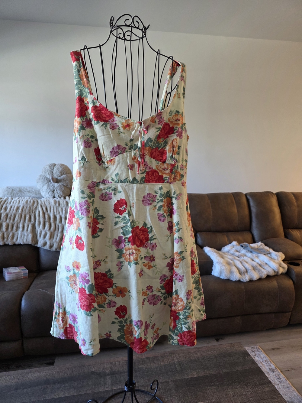 Old Navy Floral Mini Dress in Cream & Red Like New